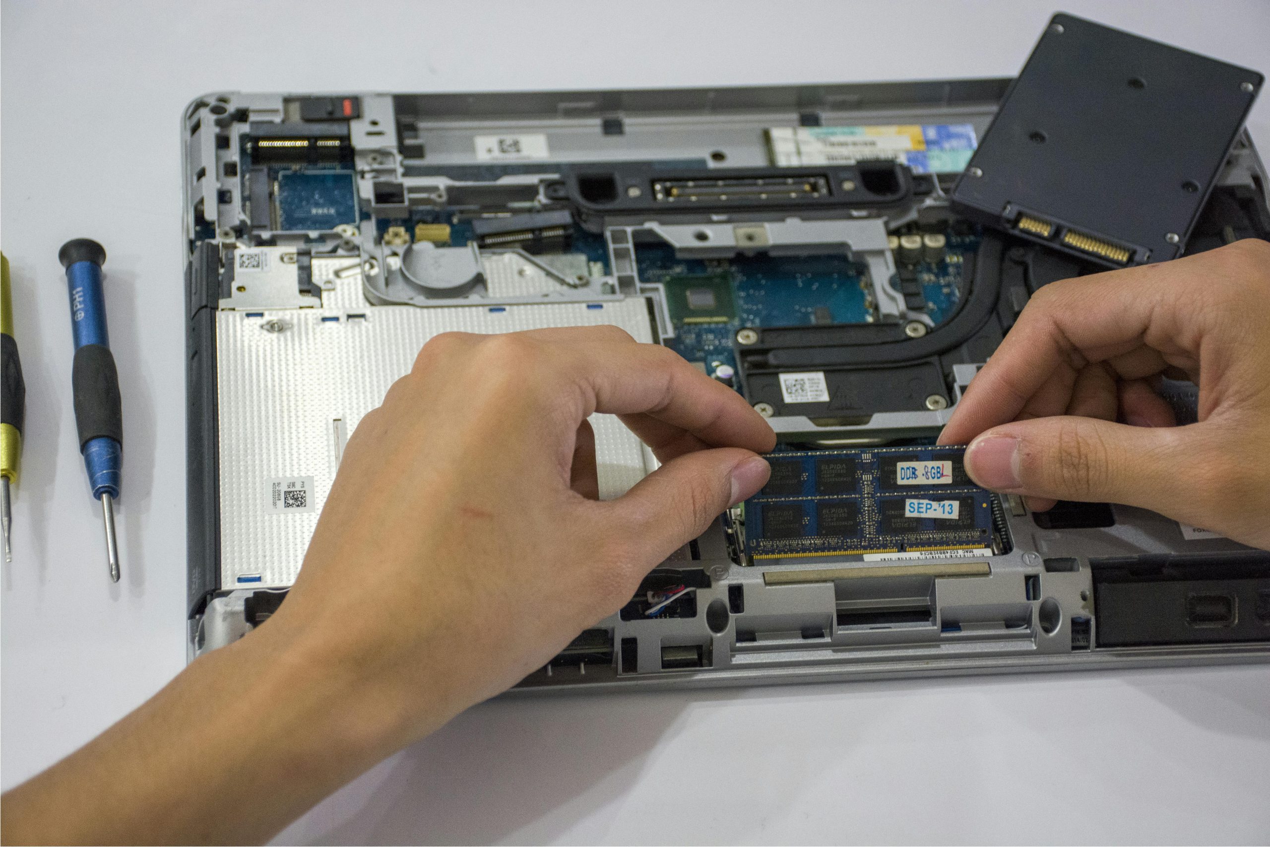 Laptop wird für Datenrettung geöffnet